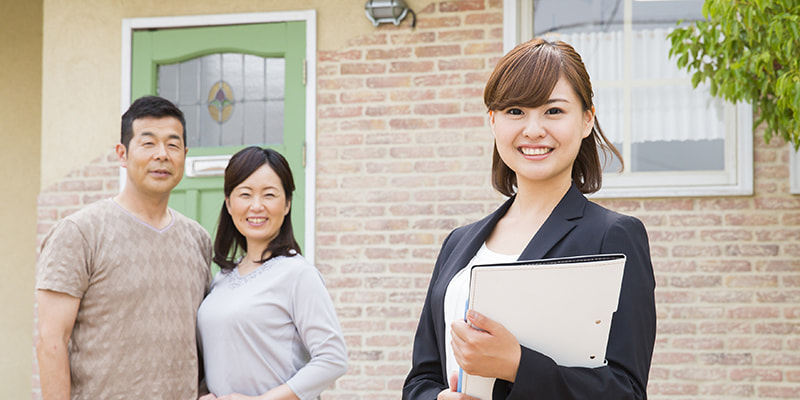ご入居の手続きをしている様子の写真
